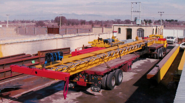 Trailer transporting a Zarrin Mehr Overhead Crane, a reliable alternative to gantry crane rentals and electric winch systems.