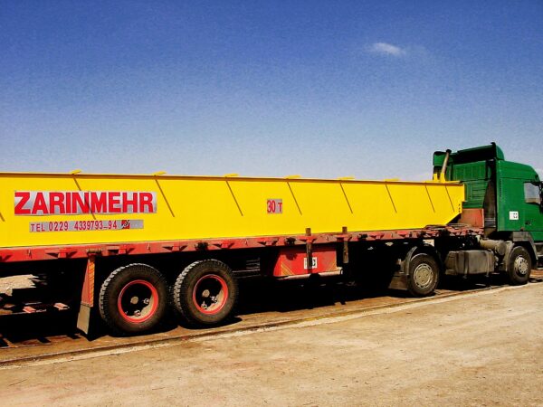 Trailer transporting a Zarrin Mehr Overhead Crane, a reliable alternative to gantry crane rentals and electric winch systems.